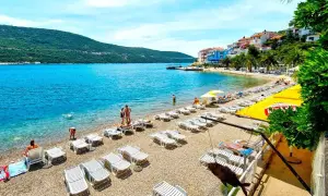 Słoneczna plaża w Chorwacji, idealna na rodzinne wakacje. Zastanawiasz się, ile kosztują wakacje w Chorwacji dla 4 osób? Tu odpoczniesz!
