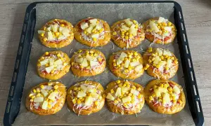 Gotowe do pieczenia pizzerinki z ananasem i kukurydzą. Prosty przepis na domowe pizzerinki.