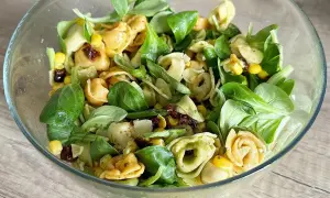 Z czym tortellini na obiad? Odkryj najlepsze sosy i dodatki