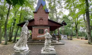 Kapliczka z figurami Matki Bożej i klęczącego mężczyzny. Warto zobaczyć po drodze do Lichenia, piękny las wokół.