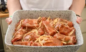 Gotowe do pieczenia żeberka w piekarniku z termoobiegiem, zamarynowane z cebulą i przyprawami.