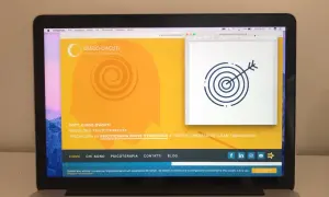Il sito di Guido D'Acuti, psicologo psicoterapeuta, illustra la psicologia strategica con un'icona di un bersaglio e una freccia.