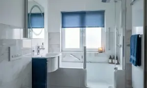 Modernes Bad mit Dusche und Wanne. Ein Beispiel, wann muss Vermieter Bad renovieren: bei starkem Verschleiß oder Mängeln.