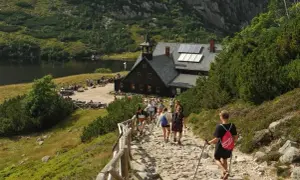 Ile kosztuje nocleg w schronisku? Ceny, zniżki i porady na wyjazd