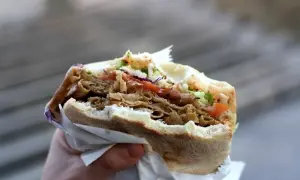 Pyszny kebab z mięsem, warzywami i białą kapustą. Idealna przekąska, która kapusta do kebaba? Ta wygląda świetnie!