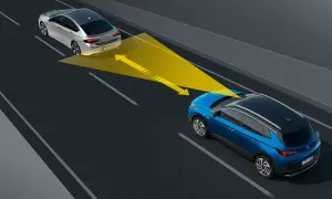Il cruise control adattivo rileva l'auto che precede, mantenendo la distanza di sicurezza.