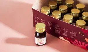 Pudełko z ampułkami kolagenu rybiego. Zastanawiasz się, jaki kolagen wybrać na zmarszczki? Ten produkt zawiera kolagen rybi VERISOL, witaminę C i ekstrakt z zielonej herbaty.