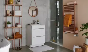 Elegancki stojak na ręczniki w łazience, z miedzianymi elementami i drewnianymi półkami, obok białej szafki i wanny.