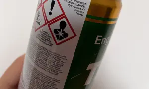Szukasz jaka najlepsza płukanka do silnika? Ten produkt zawiera węglowodory, aromaty i toluen, co może sugerować jego skuteczność.