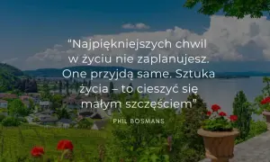 Piękny krajobraz z jeziorem i miasteczkiem, na którym widnieją mądre cytaty krótkie o cieszeniu się małymi szczęściami.