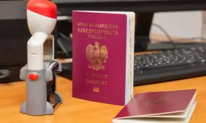 Polski paszport i pieczątka gotowe do podróży. Może to być też paszport do Bośni i Hercegowiny.