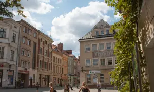 Spacerem po zielona góra rynek, wśród kolorowych kamienic i kwitnącej zieleni.
