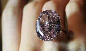 Anillo con un gran diamante ovalado de color rosa pálido. La diferencia entre diamante y brillante es que el brillante es un tipo de talla.