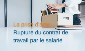 Une personne range ses affaires dans un carton, symbolisant la prise d'acte et la rupture du contrat de travail.