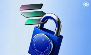 Lucchetto blu con "STAKING PERIOD: 2 YRS" inciso, tre smartphone colorati che passano attraverso l'arco. Sicurezza per il crypto staking.