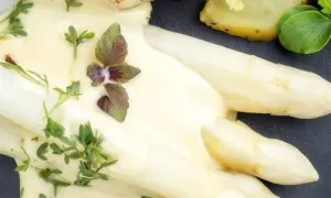 Welches Gewürz passt zu Spargel? So verfeinern Sie ihn perfekt