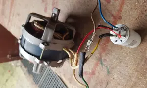 Silnik elektryczny z podłączonym kondensatorem rozruchowym. Pokazano, jak podłączyć kondensator rozruchowy do silnika.