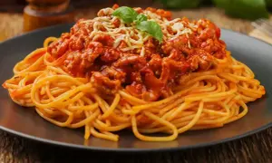 Pyszne spaghetti bolognese, idealne na obiad. Dowiedz się, jak zrobić spaghetti krok po kroku!