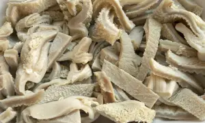 Ein Haufen gekochter Kutteln, die für die Zubereitung von Gerichten wie "Kutteln, was ist das?" vorbereitet werden.