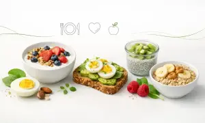 Zdrowe śniadanie: jogurt z owocami, kanapka z awokado i jajkiem, owsianka z bananem i nasiona chia z kiwi.
