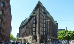 Chilehaus Hamburg: expressionistische Backsteinarchitektur mit markanter Spitze und geschwungenem Dach.