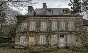 Maison abandonnée envahie par la végétation, un classique de l'urbex 71. Les volets clos et les lierres grimpants racontent une histoire oubliée.