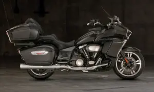 Elegancki, ciemnoszary motocykl Yamaha Venture z obszernymi kuframi, gotowy na długie podróże.