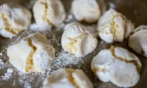 Zarte, mit Puderzucker bestäubte Kekse, die nach einem einfachen biscotti rezept aussehen.