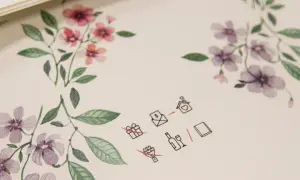 Ilustracja z kwiatami i ikonkami: koperta zamiast prezentu, dom z sercem, butelka wina i kieliszek, książka.