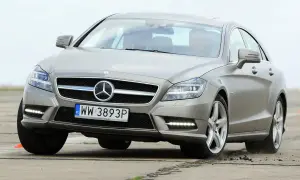Elegancki Mercedes-Benz CLS w218 z polskimi tablicami rejestracyjnymi WW 3893P pokonuje zakręt na torze.