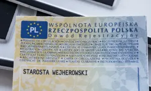 Zgubiony dowód rejestracyjny? Dokument z pieczątką Starosty Wejherowskiego, z napisem "Dowód Rejestracyjny" i flagą PL.