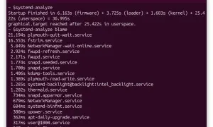 Analiza czasu uruchamiania systemu Linux. Wyniki `systemd-analyze blame` pokazują, które usługi spowalniają autostart.