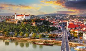 Bratysława czy warto? Widok na zamek i miasto nad Dunajem o zachodzie słońca.