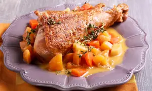 Saftige Putenkeule im Backofen mit Kartoffeln und Karotten, serviert in einer cremigen Sauce. Ein köstliches Gericht, das ohne Anbraten zubereitet wurde.