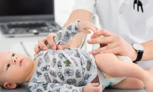 Kiedy do fizjoterapeuty z niemowlakiem? Zobacz, co powinno zaniepokoić