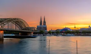 Kölner Dom und Hohenzollernbrücke bei Sonnenuntergang, beliebte Attraktionen NRW.