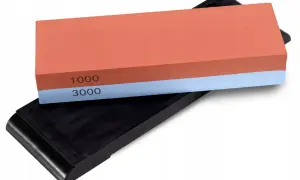 Dwustronna osełka z kamienia wodnego o gradacji 1000 i 3000 na czarnej podstawie, idealna do ostrzenia noży.