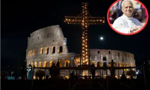 Nocna Droga Krzyżowa w Koloseum. Wielki, oświetlony krzyż góruje nad starożytnym amfiteatrem. W rogu wizerunek papieża.