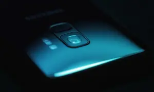 Błyszczący tył telefonu Samsung z aparatem i lampą błyskową, idealny do sprawdzenia roku produkcji telefonu Samsung.