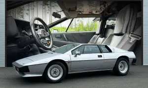 Silver James Bond Lotus Esprit Turbo, ikonisk sportbil med läderklädsel och ratt.