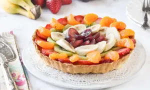 Deliciosa tarta de fruta natural, cubierta con fresas, kiwi, plátano, mandarina y uvas. ¡Un postre fresco y colorido!