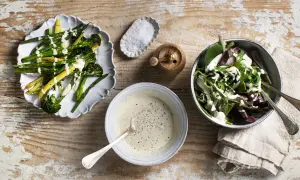 Grönskande grönsaker och sallad med krämig caesarsallad dressing.