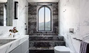 Bagno di lusso con vasca e doccia in muratura, rivestimenti in marmo e vista panoramica. Idee per una doccia in muratura moderna.