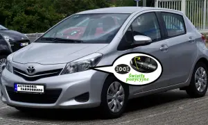 Srebrny Toyota Yaris z włączonymi światłami pozycyjnymi. Pokazano przełącznik świateł.