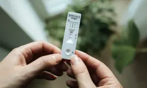 Kiedy test na COVID-19 da pewny wynik? Poradnik eksperta