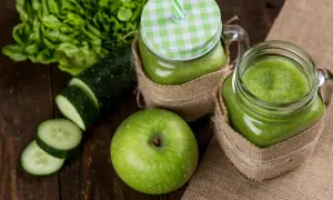 Batidos verdes con pepino y manzana, destacando las propiedades de la manzana para una vida saludable.