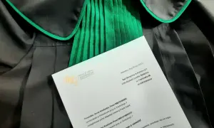 Pozew rozwodowy na tle tog prawniczych. Dokument zawiera dane stron i sąd.
