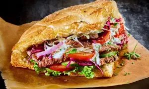 Ile kalorii ma kebab? Sprawdź, co wpływa na jego kcal