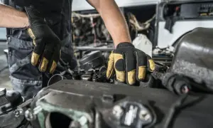 Mecánico revisa un motor 2.0 TDI 184 CV, buscando posibles problemas.