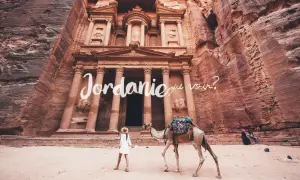 Une femme et un chameau devant le Trésor à Pétra, Jordanie. Un voyage inoubliable dans ce site historique.